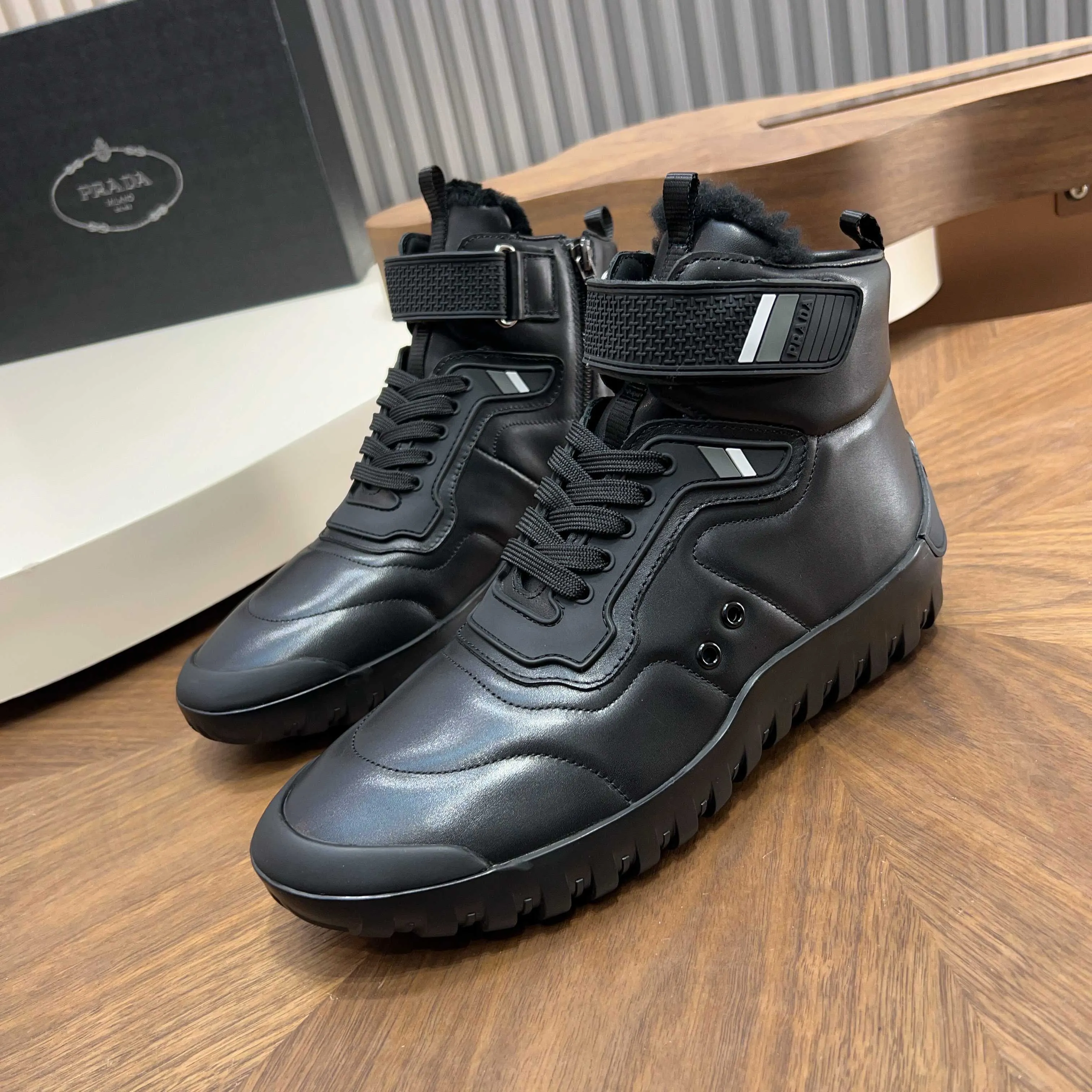 Men's Men's Shoes 💰920 Prada/Prada Toblach men's high-top wool shoes are shipped to Wanguan, the top-notch products! These minimalist high-top sneakers are inspired by the iconic Prada Linea Rossa silhouette shown in the 1998 Autumn/Winter fashion show. The revolutionary lightweight 4cm wide rubber sole is embellished with a distinctive red Linea Rossa logo, recalling the innovative duality core of the original design, while the matte calfskin surface highlights a sophisticated modern temperament. The slip-on design has a simple glossy style. It is equipped with an exclusive hardware zipper closure on the inside, making it easier to put on and take off. The wool is integrated to keep warm and lock in temperature. It is equipped with a logo cowhide and wool removable insole. It is comfortable and breathable for the upper foot, and is versatile for casual wear. Comes with full set of original packaging dust bag! Size: 38-39-40-41-42-43-44 Standard leather shoe size Item number: 4T3613 wool black